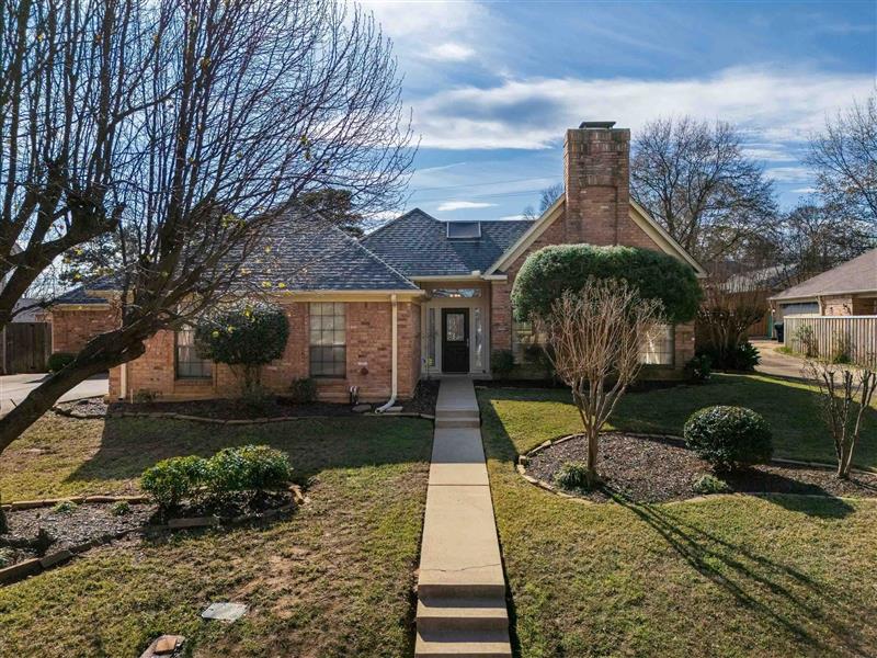 1218  Daffodil Ln. Longview TX 75604 PINE TREE