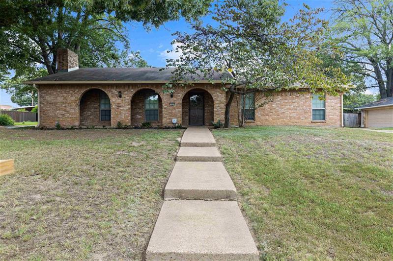 1205  Briarwood Ln Longview TX 75604 PINE TREE