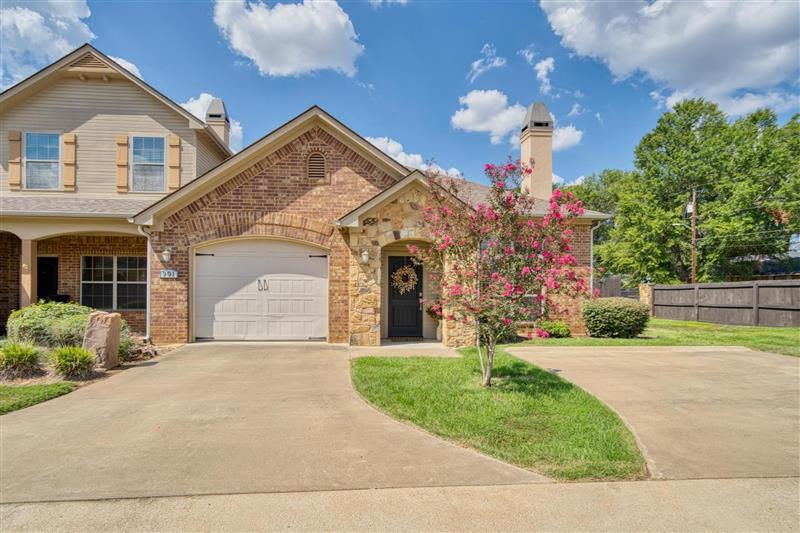 901  Wilcrest Place Longview TX 75604 PINE TREE