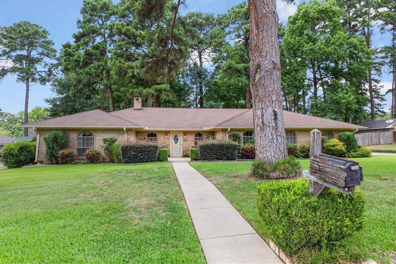 1611  Ferndale Street Longview TX 75604 PINE TREE